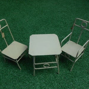 Meubles en fer à l&#39;échelle 1/6 du début des années 1900, ensemble de 3 meubles de jardin pour maison de poupée : table carrée + 2 chaises. Pas de poupées.