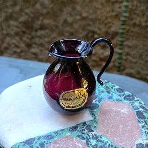 Jarra miniatura de cristal rojo oscuro, jarrón de Bohemia Checoslovaquia, decoración para casa de muñecas
