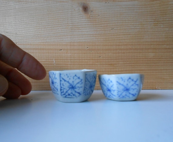 Square 1//2/" H Miniature Dollhouse Porcelain Salt and Pepper Shakers