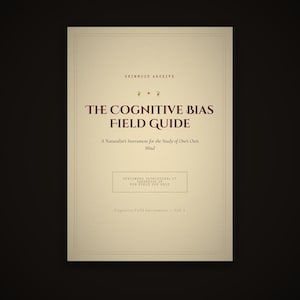 Puede incluir: Una portada de libro de color crema titulada The Cognitive Bias Field Guide, A Naturalist's Instrument for the Study of One's Own Mind. El texto está impreso en rojo oscuro y negro, con el logotipo de Grimwood Archive y una nota.