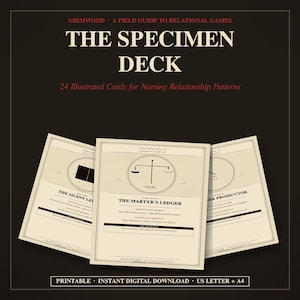 Puede incluir: Un juego de 24 tarjetas ilustradas titulado The Specimen Deck: A Field Guide to Relational Games. Las tarjetas presentan fondos de color crema con texto negro y diagramas de líneas circulares, incluyendo The Martyr's Ledger y The Silent Ledger.