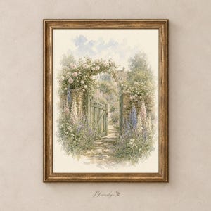 Può includere: Una stampa ad acquerello incorniciata raffigurante una scena di giardino con un cancello in legno usurato, pilastri in pietra e rose rosa rampicanti. Alti speroni cavallini blu e bianchi fiancheggiano un sentiero in pietra verso una casa.