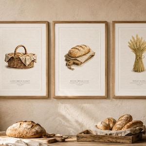 Può includere: Tre stampe da parete incorniciate con illustrazioni di un cesto intrecciato con pane, una pagnotta su un tagliere di legno e un fascio di grano. Ogni stampa include il testo Linen Bread Basket, Rustic Bread Loaf e Wheat Bundle.
