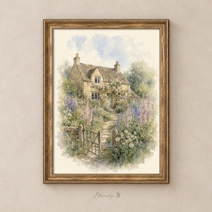 Può includere: Un dipinto ad acquerello incorniciato raffigurante un cottage in pietra con tetto in ardesia, circondato da un giardino rigoglioso pieno di fiori viola, rosa e bianchi. Un cancello in legno conduce a un sentiero in pietra verso la casa.