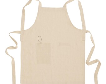 Puede incluir: Un delantal de color beige con dos bolsillos delanteros y largas cintas para la cintura. El bolsillo izquierdo muestra un pequeño contorno bordado oscuro de una cuchara. El delantal tiene un escote cuadrado y dos tirantes laterales.