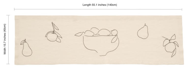 Pu&ograve; includere: Un runner da tavola rettangolare color bianco sporco con un'illustrazione a linee nere di una ciotola di frutta e frutti singoli. Il runner misura 140 cm di lunghezza e 40 cm di larghezza, mostrando pere e agrumi con foglie sui gambi.