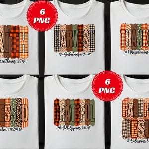 Op de afbeelding: Zes witte t-shirts met herfstachtige grafische ontwerpen. Elk shirt toont een woord in dikke zwarte letters over verticale strepen met ruitpatronen, luipaardprint en effen kleuren, vergezeld van een bijbelvers en kleine hartjes.