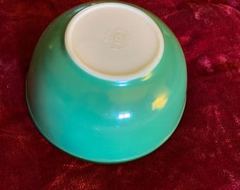 Vintage Pyrex 2 1/2 qt torquoise nesting bowl, good condition