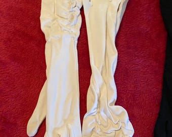 Nice white long gloves size small to medium very good condition