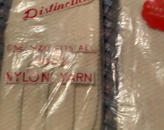 New vintage  white knit gloves size small to medium 2 pairs