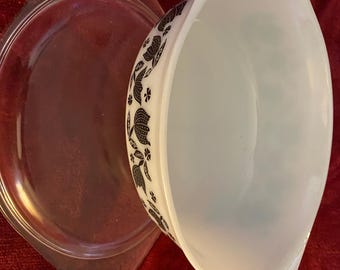 Pyrex 1 1/2 qt oval casserole dish with lid black tulip print, good condition, no chips