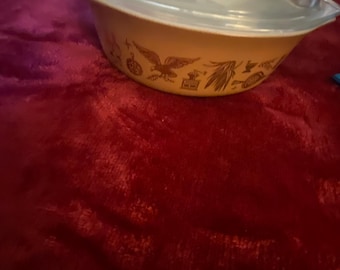 Pyrex 1 1/2 qt oval casserole dish with lid Early American print, good condition, no chips