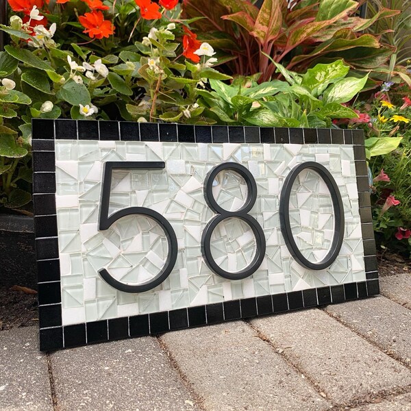 Letrero de mosaico con el número de la casa: placa de dirección minimalista en blanco y negro.
