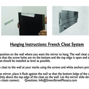 Puede incluir: Instrucciones para colgar un espejo usando un sistema de cleat franc&eacute;s. Las instrucciones muestran c&oacute;mo marcar la pared, fijar el cleat y colgar el espejo. El texto incluye la informaci&oacute;n de contacto de GreenStreetMosaics.com.