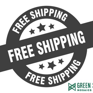 Puede incluir: Una insignia circular en blanco y negro con el texto "FREE SHIPPING" en una cinta blanca y el texto "FREE SHIPPING" alrededor del borde del c&iacute;rculo. Hay cinco estrellas blancas en el centro de la insignia.