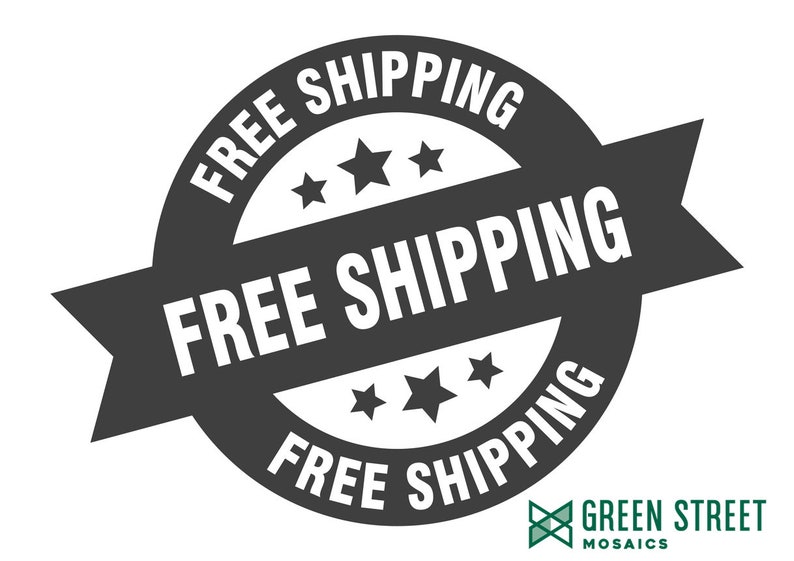 Puede incluir: Una insignia circular en blanco y negro con el texto "FREE SHIPPING" en una cinta blanca y el texto "FREE SHIPPING" alrededor del borde del c&iacute;rculo. Hay cinco estrellas blancas en el centro de la insignia.