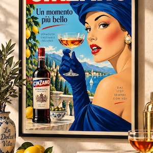 Può includere: Un poster incorniciato in stile vintage raffigurante una donna con turbante e guanti blu che tiene un bicchiere da cocktail. Il testo recita CINZANO, Un momento più bello, VERMOUTH ORIGINALE ITALIANO e DAL 1757 SEMPRE CON VOI. È visibile una bottiglia.