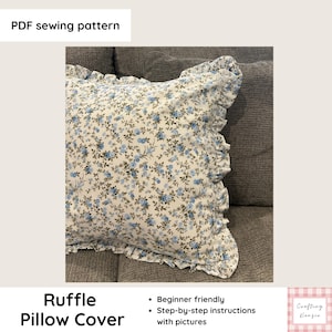 Puede incluir: Una funda de cojín cuadrada con una base de tela blanca con un pequeño estampado de flores azules y hojas verdes. La funda de cojín tiene un borde con volantes. La imagen incluye el texto PDF sewing pattern, Ruffle Pillow Cover y Beginner friendly.