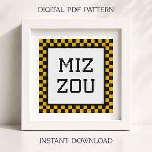 Puede incluir: Un patrón de punto de cruz digital en PDF que presenta el texto MIZ ZOU en letras negras centradas sobre un fondo blanco, rodeado por un borde a cuadros amarillo y negro, todo dentro de un marco blanco cuadrado con texto arriba y abajo.