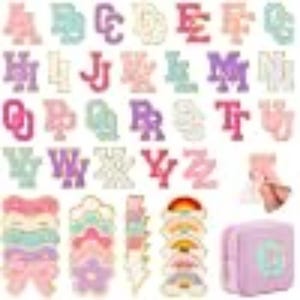 Op de afbeelding: Een verzameling pastelkleurige chenille letterpatches in een varsity-lettertype, samen met diverse gevormde patches waaronder strikken, bloemen, bliksemschichten en regenbogen, plus een klein lichtpaars etui met rits voor de accessoires.