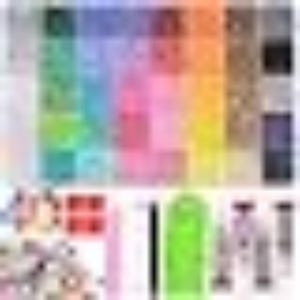 Peut inclure: Une collection d'échantillons de tissu rectangulaires disposés en grille, présentant un large spectre de couleurs unies incluant des nuances de bleu, vert, rose, orange, jaune et des tons neutres, ainsi qu'un petit ensemble d'échantillons textiles à motifs.