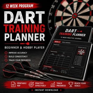 Könnte beinhalten: Ein schwarz-rotes Dart-Trainingsplaner-Journal mit Spiralbindung, das ein 12-wöchiges Programm für Anfänger und Hobbyspieler enthält. Das Cover zeigt den Text DART TRAINING PLANNER sowie drei schwarze und rote Dartpfeile.