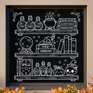 Puede incluir: Un adhesivo de ventana con arte lineal blanco sobre fondo negro que muestra tres estantes llenos de objetos mágicos. Incluye frascos etiquetados Love, Swift, Cure, Night, Fire, Haunt, un caldero humeante, libros titulados Arcane History, Alchemy Basics, Forbidden Runes, Herbology, Spells, una bola de cristal, una calavera y una calabaza.
