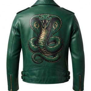 Op de afbeelding: Een donkergroene leren jas met een grote, gedetailleerde afbeelding van een opgerolde cobra op de rug. De jas heeft een brede kraag, lange mouwen met goudkleurige ritsen bij de manchetten en verstelbare gespen aan de zijkant van de taille.