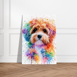 以下が含まれることがあります： ふわふわした犬のカラフルな水彩画が描かれた縦型のウォールアートプリント。犬は大きな暗い目と黒い鼻を持ち、オレンジ、黄色、青、紫、緑の鮮やかな絵の具の飛沫に囲まれています。
