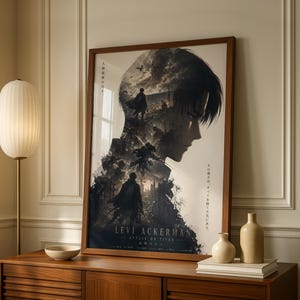 Op de afbeelding: Een ingelijste verticale poster met een donkere, monochrome illustratie van het personage Levi Ackerman uit Attack on Titan. Het kunstwerk toont een silhouetprofiel van het personage gevuld met gevechtsscènes, Japanse tekst en de naam.