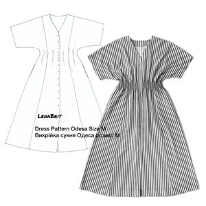 Puede incluir: Un vestido con cuello en V, mangas cortas y botones frontales, con un patrón de rayas verticales grises y blancas. Al lado hay un dibujo lineal del mismo vestido con el texto LENABRIT Dress Pattern Odesa Size M y texto en ucraniano.