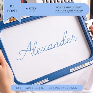 Könnte beinhalten: Ein blauer Stickrahmen mit weißem Stoff, auf dem der Name Alexander mit blauem Garn gestickt ist. Der Text BX FONT, 6 SIZES 1" - 3.5", FONT EMBROIDERY INSTANT DOWNLOAD sowie die Formate DST, EXP, HUS, JEF, PES, VP3, XXX sind sichtbar.
