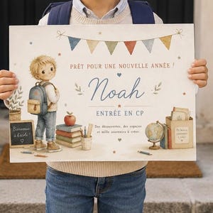 Puede incluir: Un cartel rectangular con una ilustración en acuarela de un niño con mochila, libros, una manzana, un globo terráqueo y banderines. El texto dice: PRÊT POUR UNE NOUVELLE ANNÉE ! Noah ENTRÉE EN CP. Des découvertes, des copains et mille souvenirs à créer.
