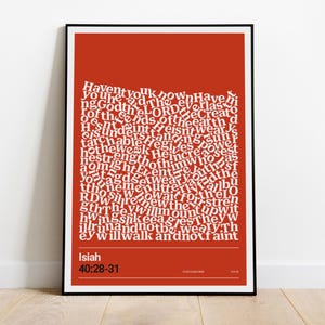 Könnte beinhalten: Ein rechteckiger Wandkunstdruck in einem schwarzen Rahmen mit einem einfarbigen, gebrannten orangefarbenen Hintergrund. Weiße Typografie füllt die Mitte mit dem Text aus Jesaja 40,28-31. Unten steht die Quellenangabe Isiah 40:28-31 in fettem Weiß.