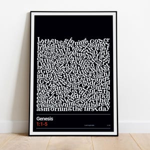 Op de afbeelding: Een ingelijste wandkunstprint met een zwarte achtergrond en witte tekst die de bijbelse passage Genesis 1:1-5 weergeeft. De typografie is gerangschikt in een dicht blok. Het onderste gedeelte bevat de tekst Genesis 1:1-5 in wit en rood.