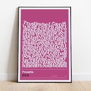 Könnte beinhalten: Ein gerahmter Wandkunstdruck mit magentafarbenem Hintergrund und weißem Text, der den Bibelvers Sprüche 3,5-8 zeigt. Die Typografie ist in einer dichten Blockform angeordnet, mit der Quellenangabe "Proverbs 3:5-8" in Weiß am unteren Rand.