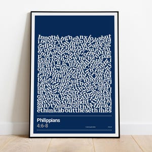 Könnte beinhalten: Ein gerahmter Kunstdruck mit dunkelblauem Hintergrund und weißem Text. Der mittlere Block enthält den Text aus Philipper 4,6-8 in einem dichten, blocksatzartigen Layout. Der untere Bereich zeigt die Quellenangabe Philipper 4,6-8 in Weiß.