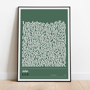 Könnte beinhalten: Ein rechteckiger Wandkunstdruck in einem schwarzen Rahmen mit einem salbeigrünen Hintergrund und weißem Text. Der Text zeigt die Bibelstelle Johannes 1:1-5 in einem dichten, blockartigen Layout, mit der Angabe Johannes 1:1-5 am unteren Rand.