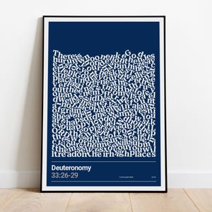 Könnte beinhalten: Ein rechteckiger Wandkunstdruck in einem schwarzen Rahmen mit dunkelblauem Hintergrund und weißem Text. Der mittlere Bereich enthält einen dichten Block weißer Typografie. Darunter ist der Text "Deuteronomy 33:26-29" in Weiß gedruckt.