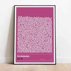 Könnte beinhalten: Ein gerahmter Kunstdruck mit magentafarbenem Hintergrund und weißem Text. Der mittlere Block enthält den Text aus Prediger 3,1-8 in einem dichten, Blocksatz-Absatz. Der untere Bereich zeigt den Text Prediger 3,1-8.