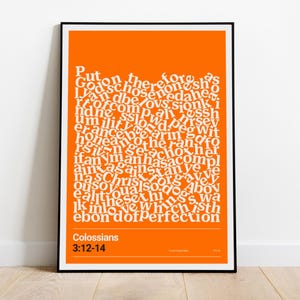 Könnte beinhalten: Ein rechteckiger Wandkunstdruck in einem schwarzen Rahmen mit einem leuchtend orangefarbenen Hintergrund und weißem Text. Der Text zeigt den Bibelvers Kolosser 3,12-14, angeordnet in einem dichten Blocklayout mit der Quellenangabe unten links.