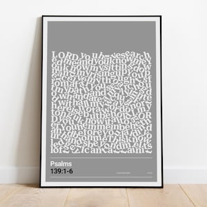 Könnte beinhalten: Ein rechteckiger Wandkunstdruck in einem schwarzen Rahmen mit grauem Hintergrund und weißem Text, der in einem dichten Block angeordnet ist. Der Text zeigt Verse aus Psalm 139:1-6, mit der Angabe 'Psalms 139:1-6' unten links deutlich gedruckt.