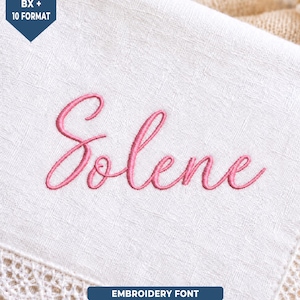 Può includere: Una superficie in tessuto bianco con il nome Solene ricamato in un carattere corsivo rosa. Un banner blu scuro nell'angolo in alto a sinistra mostra il testo 6 SIZES BX + 10 FORMAT e un banner in basso mostra il testo EMBROIDERY FONT.