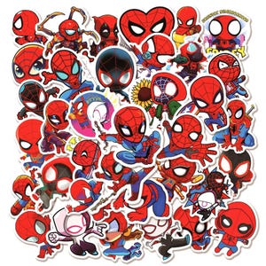 Puede incluir: Una colección de pegatinas de vinilo con varios personajes de Spider-Man estilo chibi en trajes rojos y azules, incluyendo a Spider-Gwen y Miles Morales, representados en poses dinámicas con lanzatelarañas, girasoles y texto.