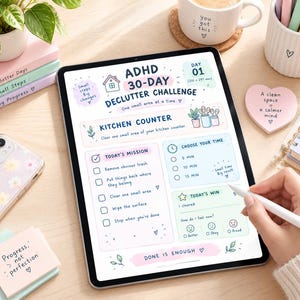 Pode incluir: Um tablet digital exibindo um planejador de desafio de organização de 30 dias para TDAH. A tela apresenta seções para tarefas de cozinha, lista de missões diárias, seleção de tempo e rastreador de conquistas. Texto 210 x 297 mm.