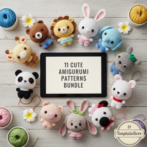 Könnte beinhalten: Eine Sammlung von elf gehäkelten Amigurumi-Tierfiguren, darunter ein Bär, Löwe, Hase, Elefant, Giraffe, Panda, Schwein und Hund, die ein Tablet mit dem Text 11 CUTE AMIGURUMI PATTERNS BUNDLE umgeben, ergänzt durch Wollknäuel und Blumen.