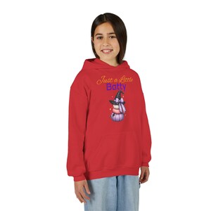 „Just a Little Batty“-Kinderhoodie | Niedliches Halloween-Hexen-Kürbis-Design | Sweatshirt für Kinder zum Süßes-oder-Saures-Spielen | Lila Schleife