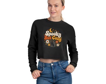 Sudadera corta con estampado "Espeluznante pero acogedor" / Luna negra, gato y margaritas de Halloween