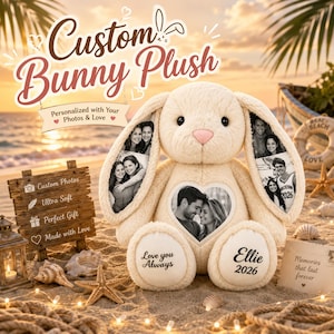 Può includere: Un coniglio di peluche color crema con lunghe orecchie che presentano stampe fotografiche in bianco e nero. Una foto a forma di cuore è sul petto. Il piede sinistro riporta "Love you Always" e il destro "Ellie 2026". Testo "Custom Bunny Plush".