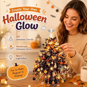 Op de afbeelding: Een DIY Halloween boomset met een donkerpaarse kunstboom versierd met oranje, zwarte en witte ornamenten, waaronder pompoenen, vleermuizen en spinnenwebben. De boom is verlicht met warme lampjes en bekroond met een wit engelornament.